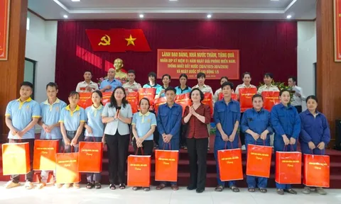 Phó Thủ tướng Phạm Thị Thanh Trà tặng quà cho người có công tại Lào Cai