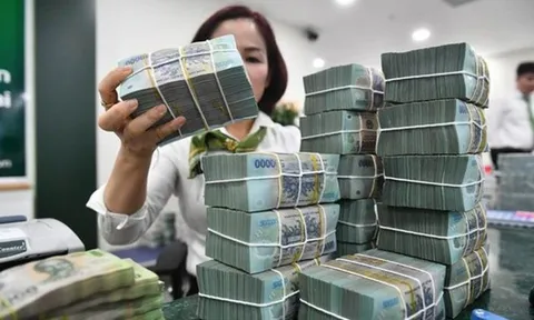 Lãi suất tiết kiệm vượt 10%/năm