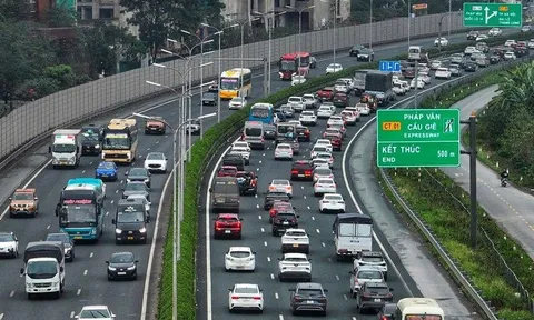 Đề xuất xe taxi, xe ôm đầu tư mới ở Hà Nội sẽ phải dùng năng lượng xanh từ 1/7/2026