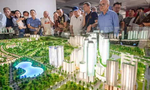 Hàng nghìn người đổ đến, xếp hàng xem Quy hoạch Hà Nội tầm nhìn 100 năm