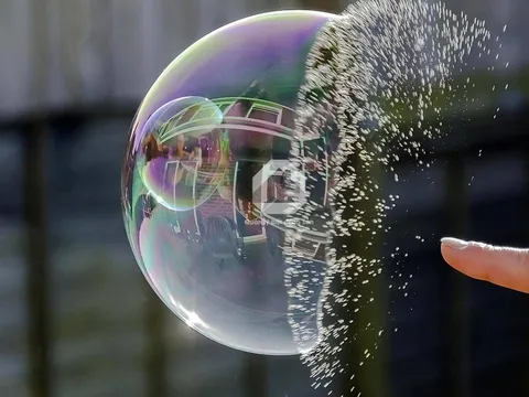 Giá giảm hơn 80%, một loại bong bóng vừa vỡ ở nền kinh tế ngay cạnh Việt Nam?
