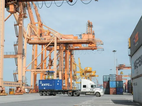 Xuất nhập khẩu 8 tháng năm 2025 tăng mạnh, Việt Nam xuất siêu gần 14 tỷ USD