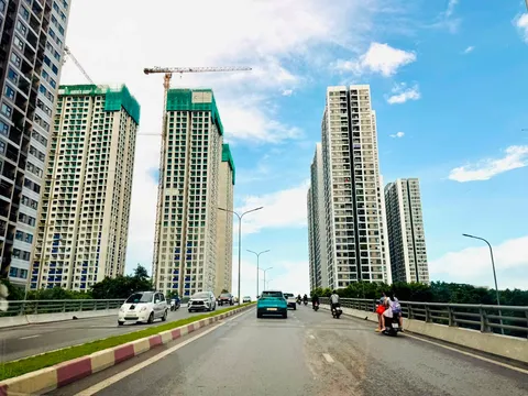 Lượng tiền dồi dào trên thị trường đang “thổi bùng” cơn sốt bất động sản