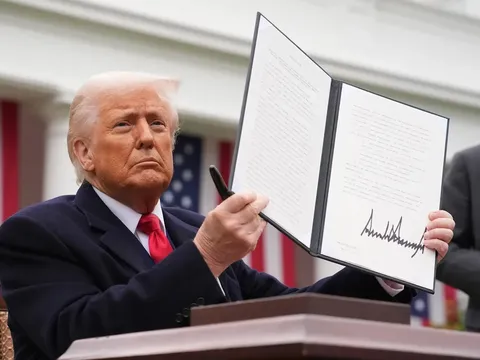 Phản đối Tòa án, Tổng thống Trump ban hành thêm lệnh áp 10% thuế toàn cầu