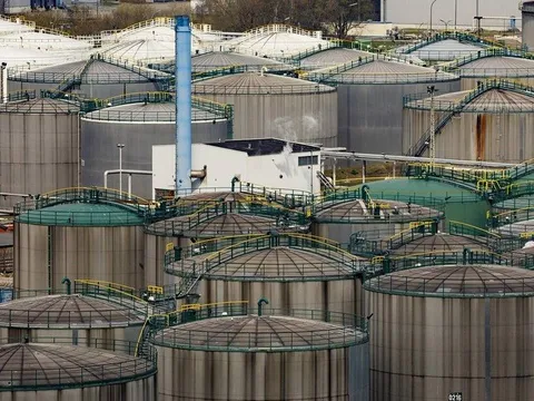 Ông Trump lệnh phong tỏa eo biển Hormuz, giá dầu tăng dựng đứng, vàng giảm sâu