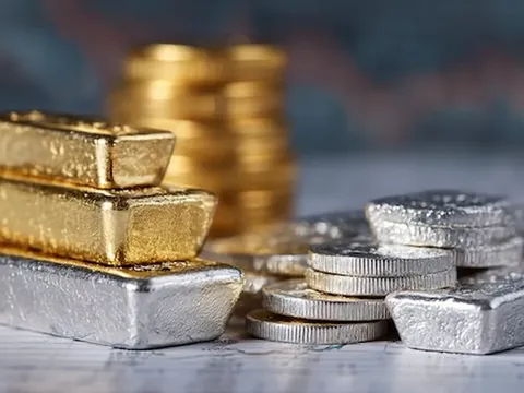 Bạc tăng mạnh hơn vàng, điều gì đang thúc đẩy thị trường?