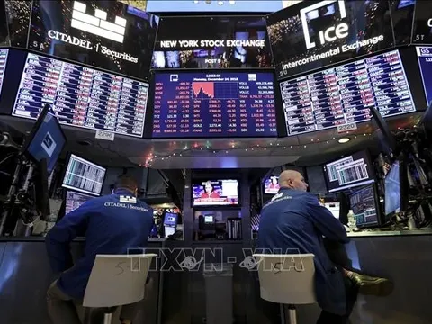 Chứng khoán Mỹ giảm điểm phiên đầu tuần khi lợi suất vọt lên 5%