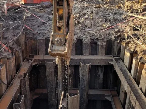 Đã nhổ thành công ống vách tại hiện trường bé trai rơi xuống cọc bê tông