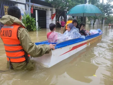 Thừa Thiên - Huế: Lật thuyền chở 8 người giữa nước lũ chảy xiết