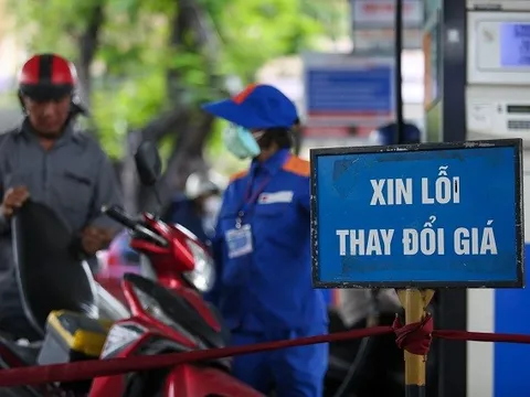 Giá xăng dầu đồng loạt giảm mạnh, RON95 về mức 21.970 đồng/lít