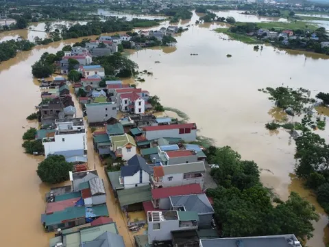 Người dân ngoại thành Hà Nội chật vật sống chung với lũ