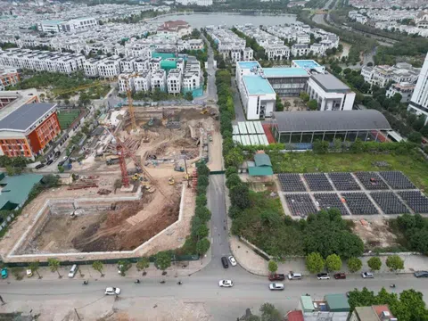 Đang thi công bị sụp móng, ông chủ nào đứng sau Ruby Riverside?