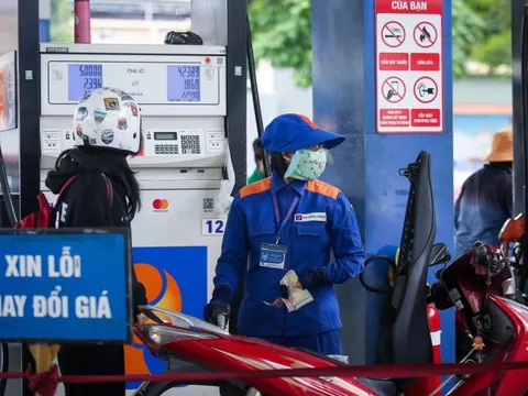 Vì sao xăng vẫn "gánh" hai loại thuế, phí?