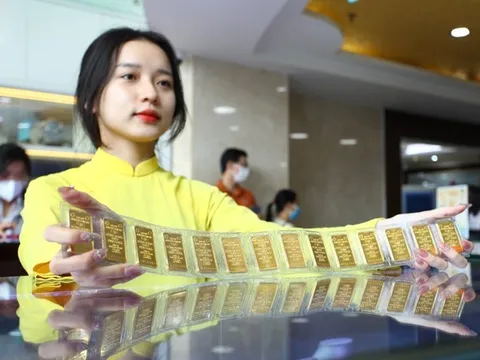 Giá vàng lập đỉnh 127 triệu, vàng thế giới đi ngang