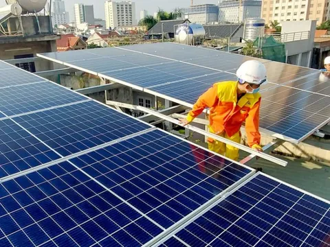 Vì sao lắp điện mặt trời mái nhà tự dùng phải thông báo EVN?