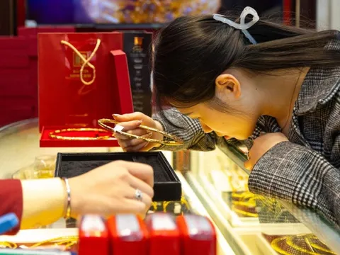 Giá vàng sáng nay 6/10/2025: Vượt 138 triệu đồng/lượng