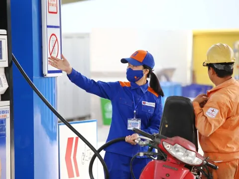 Thị trường xăng dầu liên tiếp nhận tin vui: Giảm thuế, giá RON 95 về ngưỡng 24.000 đồng