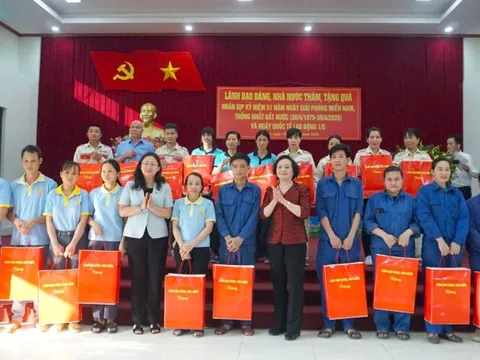 Phó Thủ tướng Phạm Thị Thanh Trà tặng quà cho người có công tại Lào Cai