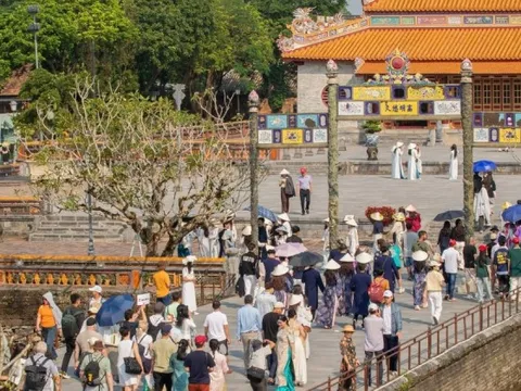 Du lịch Việt Nam đón 12 triệu lượt khách, doanh thu đạt kỷ lục tại nhiều địa phương