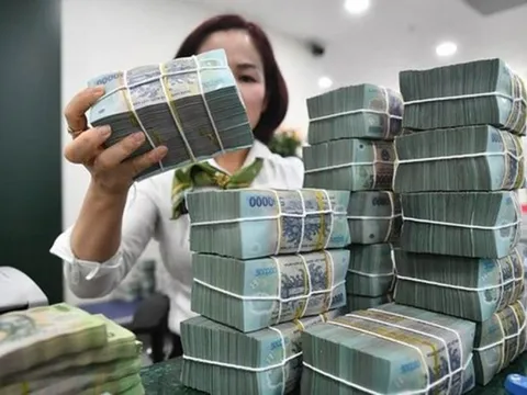 Lãi suất tiết kiệm vượt 10%/năm