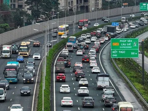 Đề xuất xe taxi, xe ôm đầu tư mới ở Hà Nội sẽ phải dùng năng lượng xanh từ 1/7/2026