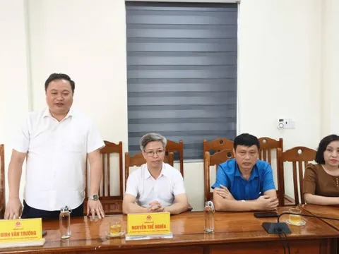 Hội Kinh tế môi trường Việt Nam làm việc và tặng quà tại phường Trung Tâm, Lào Cai