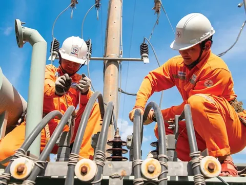 Khẩn trương xem xét giảm giá điện từ 1/11, đưa thuế tiêu thụ đặc biệt xăng về 0%
