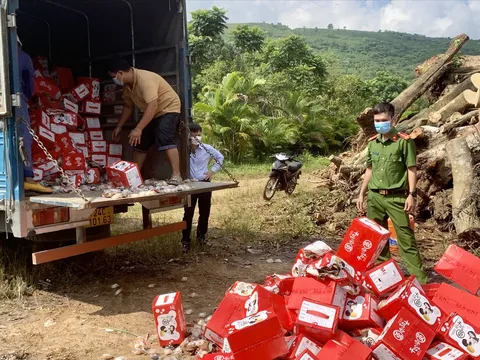 Lào Cai: Tiêu hủy hơn 65.000 sản phẩm bánh kẹo các loại không rõ nguồn gốc