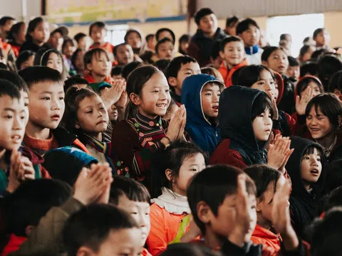 Kỷ yếu trên bản: “Gom khung ảnh nhỏ, gom trọn nụ cười xinh”