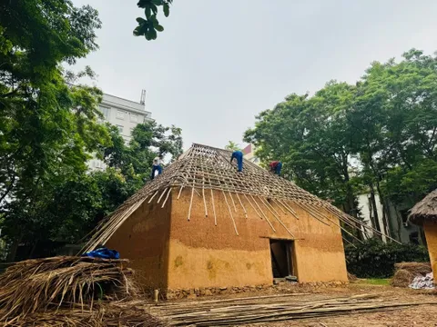 Độc đáo nhà trình tường, lưu giữ hồn cốt văn hóa người Hà Nhì giữa lòng Hà Nội