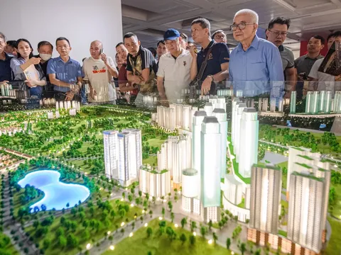 Hàng nghìn người đổ đến, xếp hàng xem Quy hoạch Hà Nội tầm nhìn 100 năm
