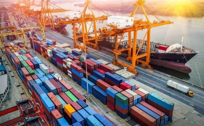 Xuất khẩu Việt Nam trước “cơn sóng kép” logistics và địa chính trị