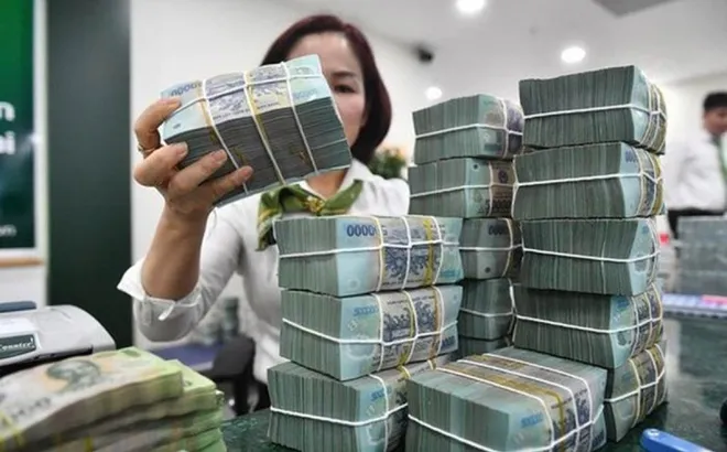 Lãi suất tiết kiệm vượt 10%/năm