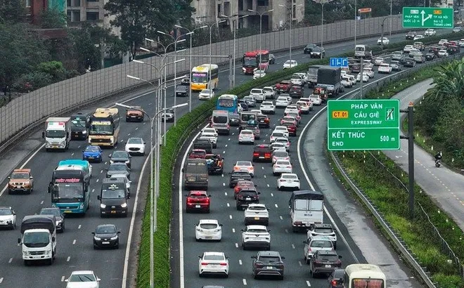 Đề xuất xe taxi, xe ôm đầu tư mới ở Hà Nội sẽ phải dùng năng lượng xanh từ 1/7/2026