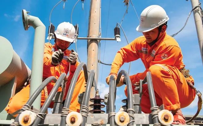Khẩn trương xem xét giảm giá điện từ 1/11, đưa thuế tiêu thụ đặc biệt xăng về 0%